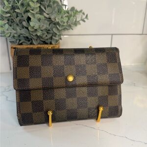 Authentic vintage Louis Vuitton Damier Ebene women’s wallet.